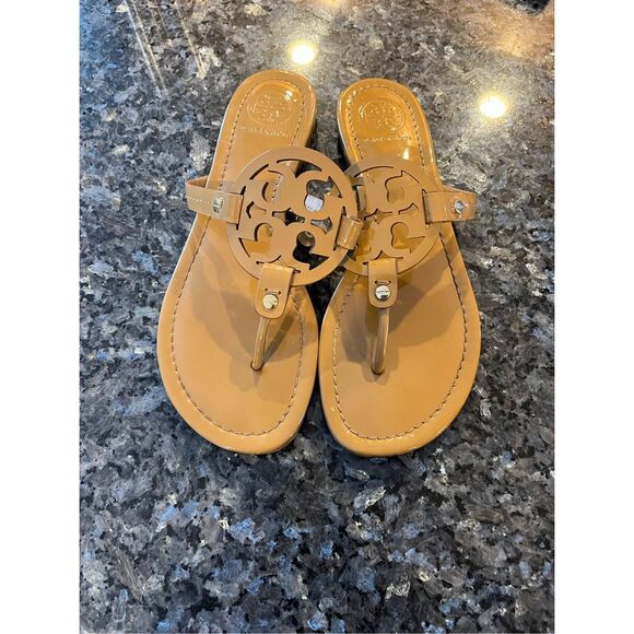 SZ 8.5 Tory Burch Miller Patent Logo Embellished Sandals Flip Flops in Tan - Picture 8 of 8